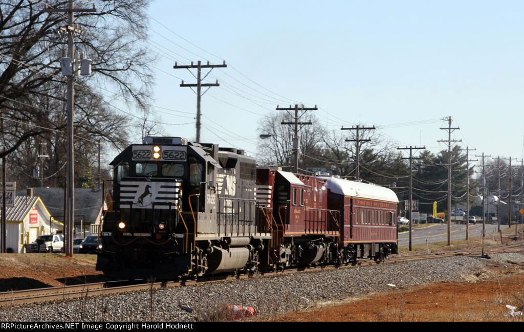 NS 5622 leads train 906 westbound